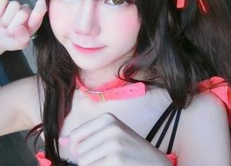 Sally Dorasnow的泳装写真系列：我该把屏幕擦掉吗？图片有些刺眼。